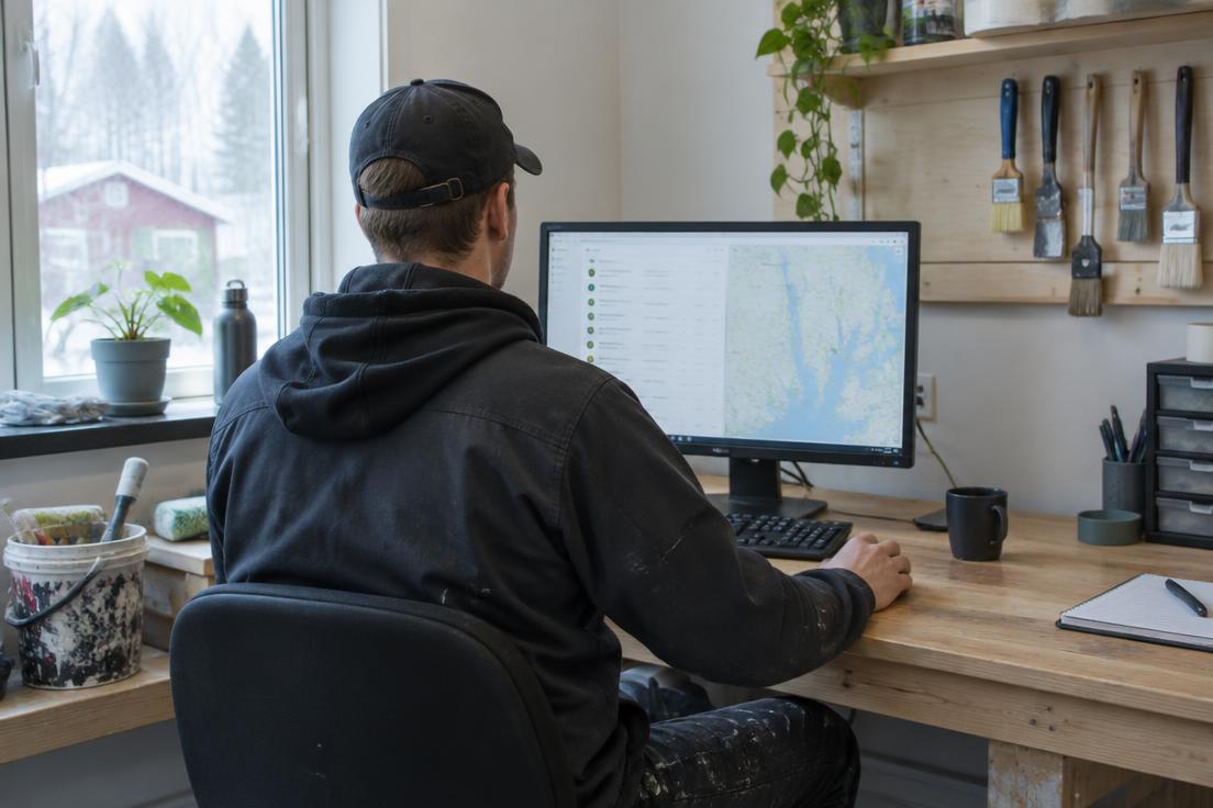 Företagare som granskar tillgängliga kunduppdrag